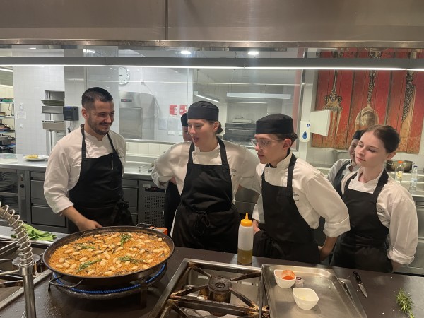 The students learnt how to cook an authentic paella during the masterclass at the Hospitality School of Seville.